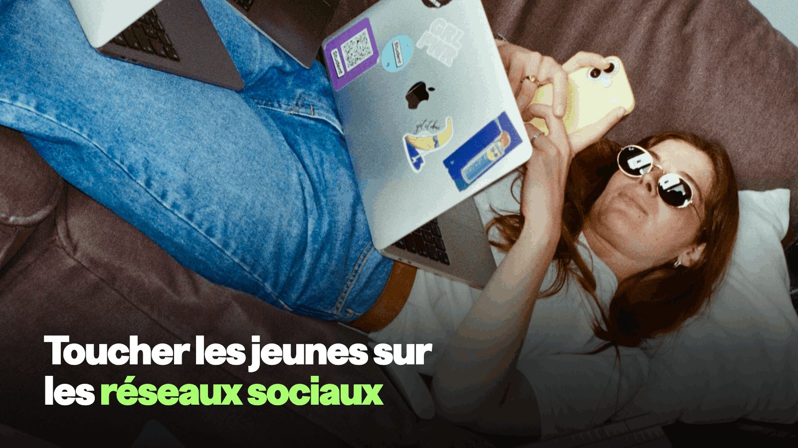 Marketing jeunes en Belgique : capter leur attention en 2026 | SnakLab Couverture du guide pour toucher les jeunes sur les réseaux sociaux, avec un smartphone et les logos de TikTok, Instagram, Snapchat et YouTube Shorts.
