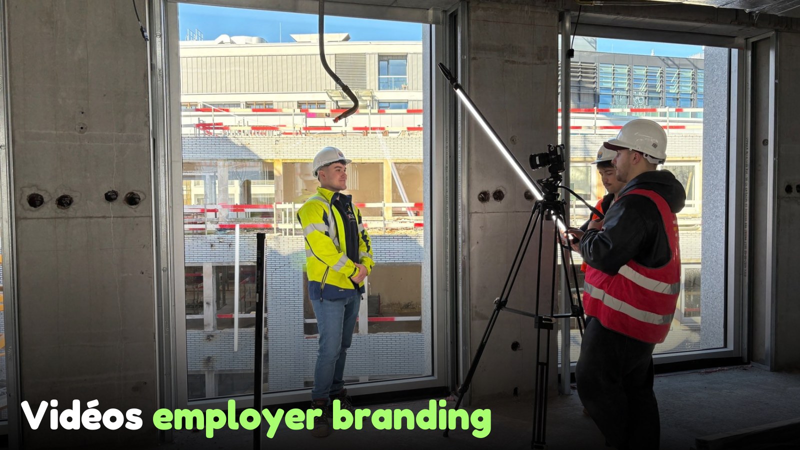 Vidéos d'employer branding : 10 exemples belges qui marchent | SnakLab Équipe de tournage filmant une interview lors du Deloitte Job & Internship Fair, avec éclairage professionnel et gimbal.